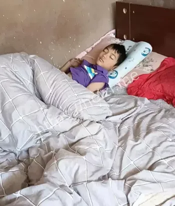 13岁男孩梦游盖被子